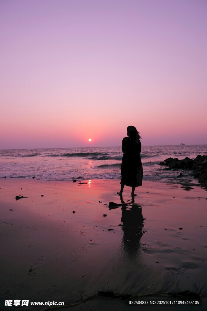 夕阳下海边的孤独身影