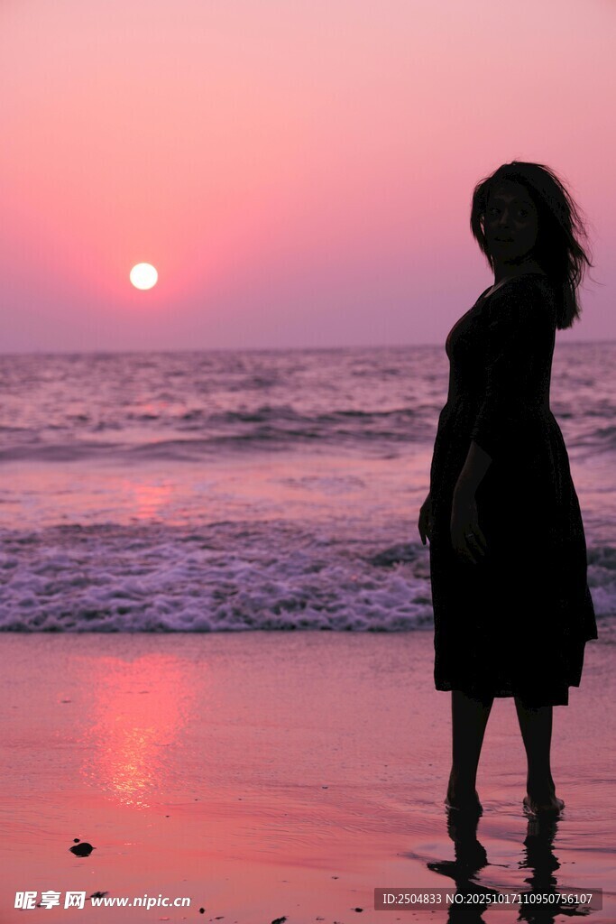 夕阳下海边的孤独身影