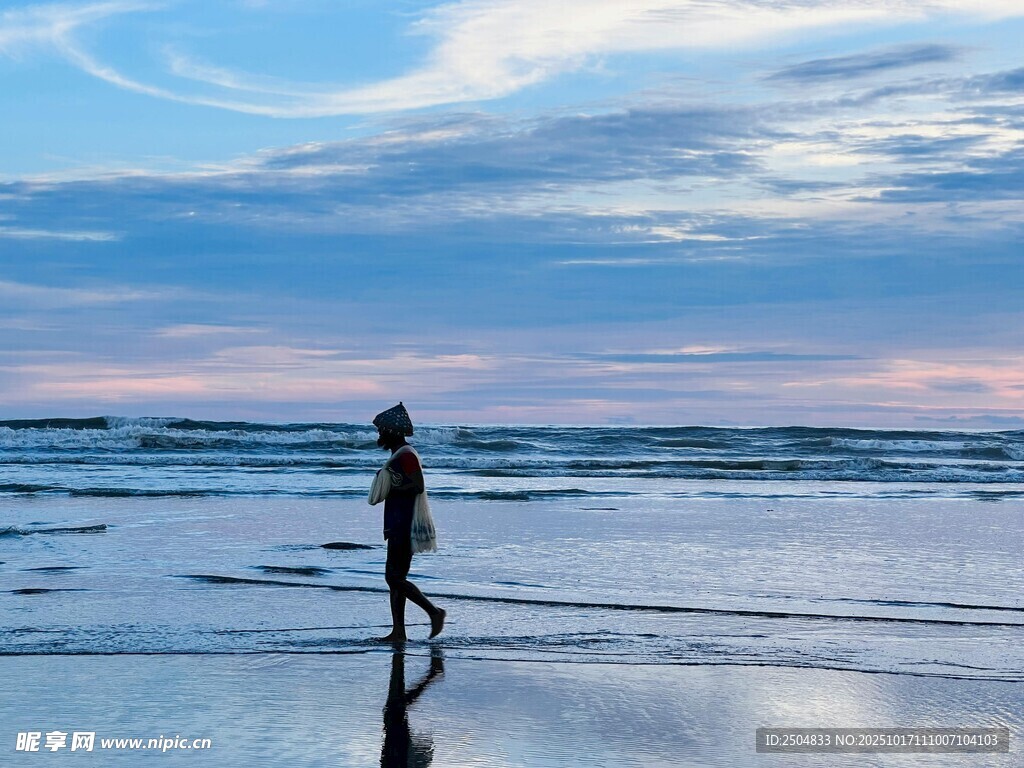海边独行者的黄昏漫步