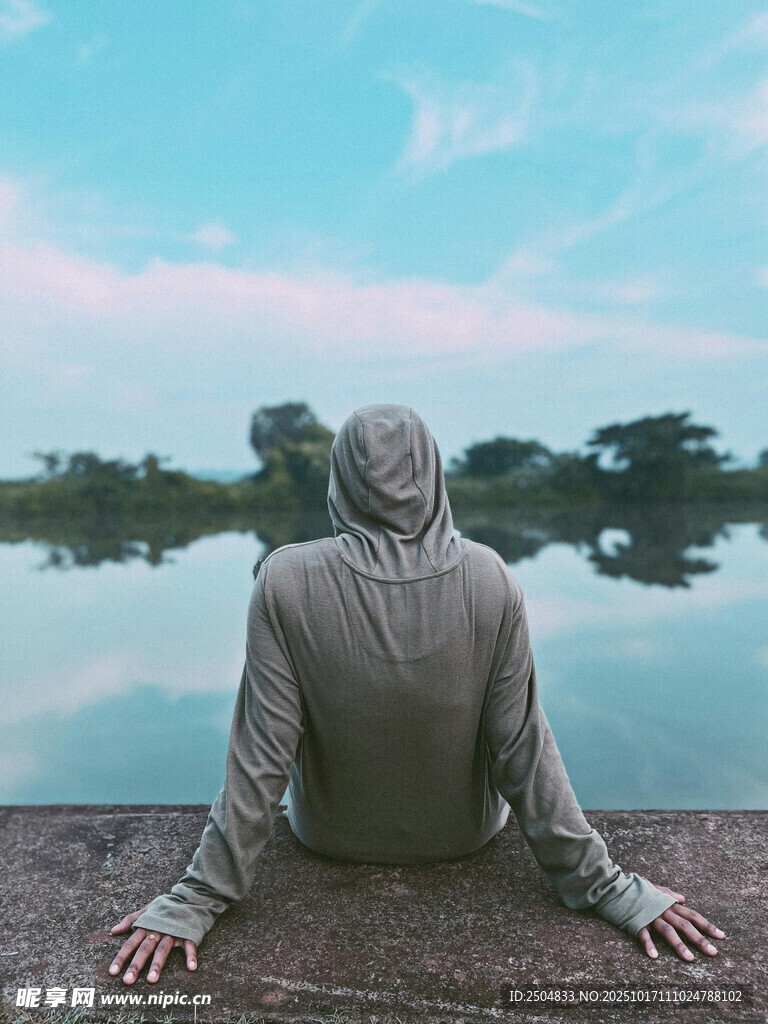 独坐湖畔 沉思者