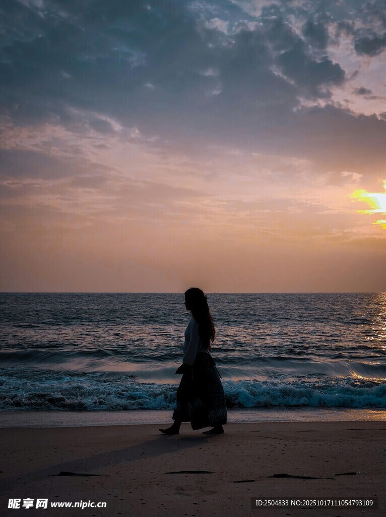 夕阳下海边独行的身影