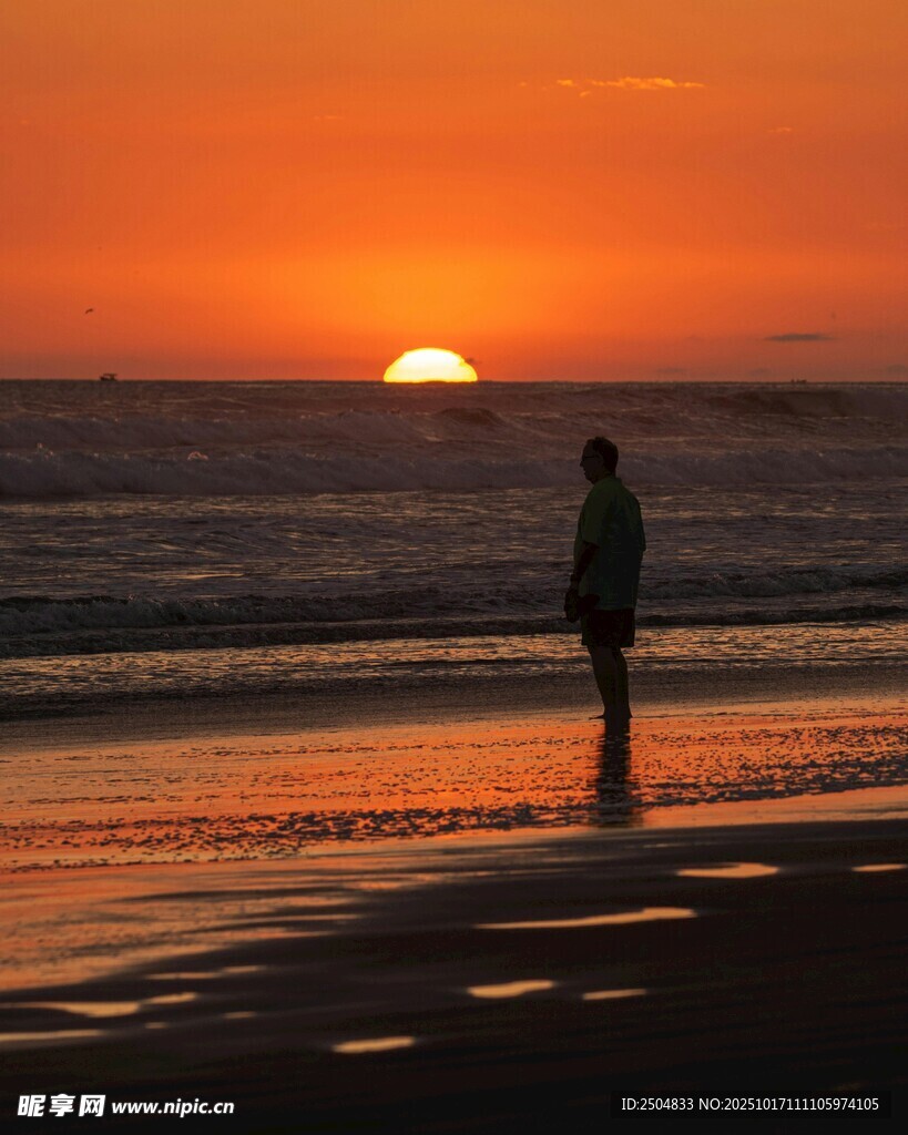 夕阳下海边的孤独身影