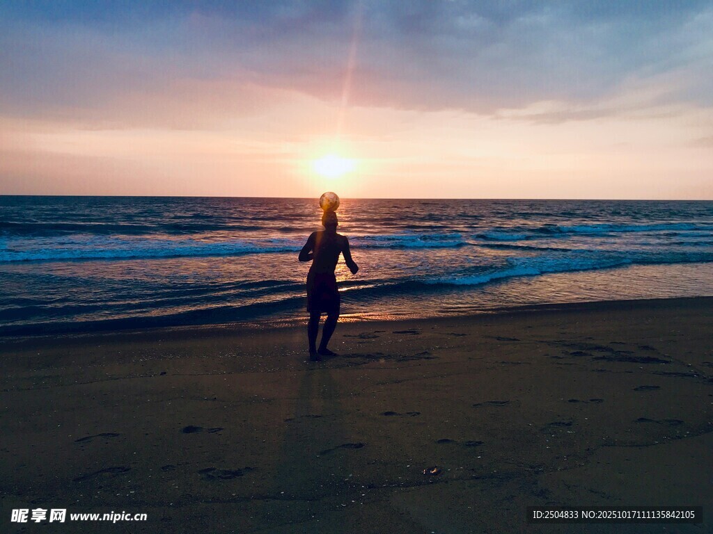 夕阳下海滩上的孤独身影