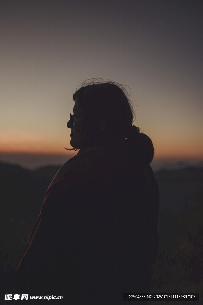 夕阳下的孤独身影