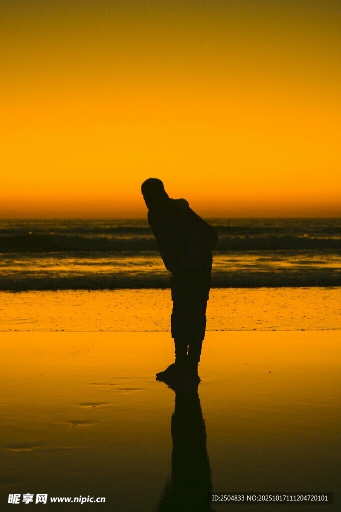夕阳下海边瑜伽者剪影