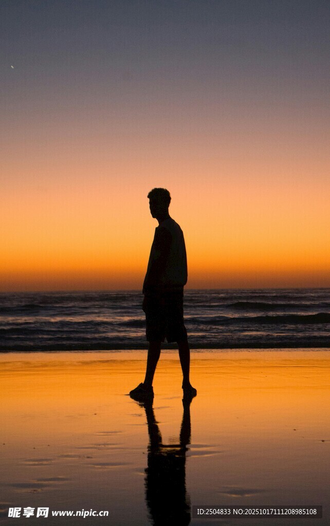 夕阳下海边的孤独身影