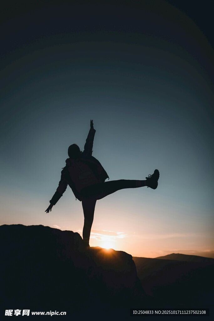 夕阳下的舞者