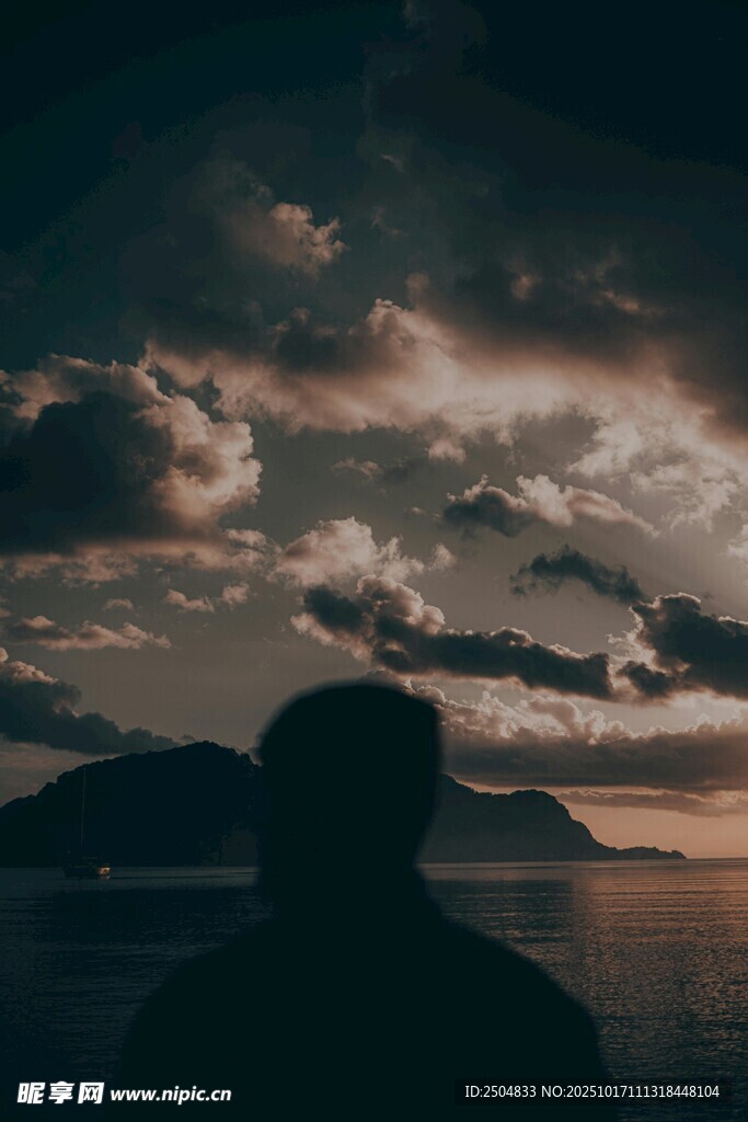 海边剪影 一人静赏云景