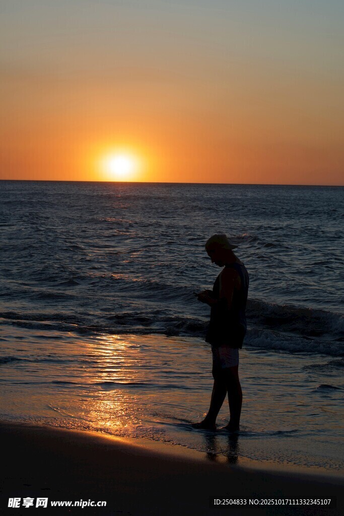 夕阳下海边独行者