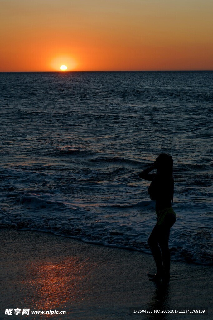 夕阳下海边漫步的身影