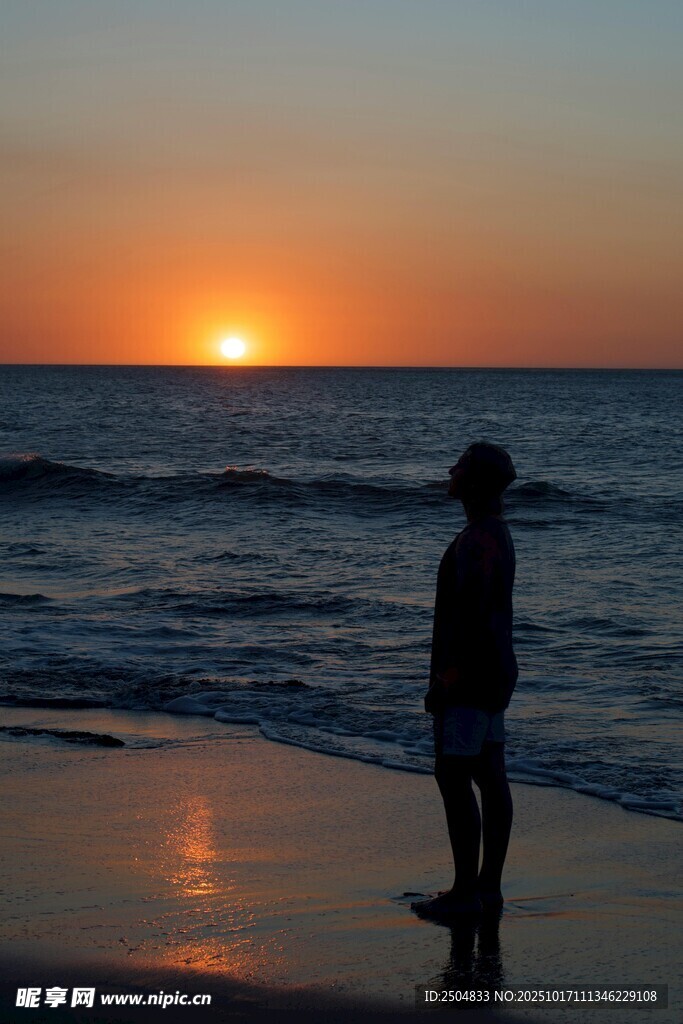 夕阳下海边的孤独身影