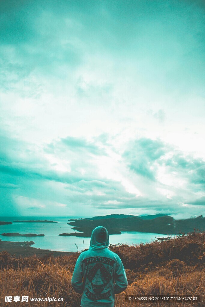 独行者眺望远方美景