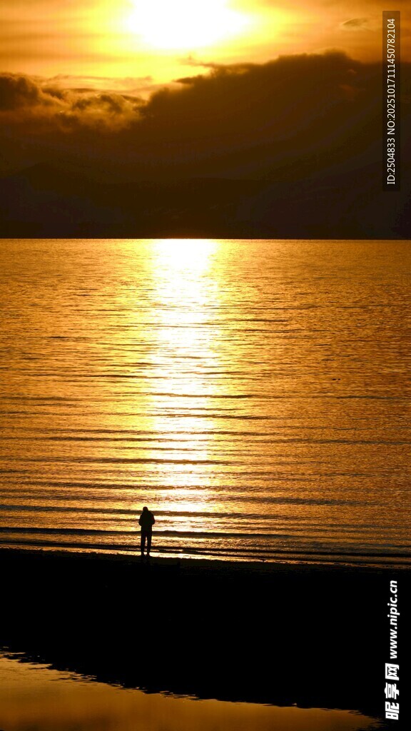 夕阳下海边的孤独身影