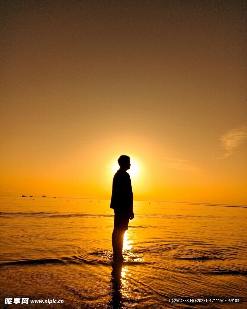 夕阳下海边的孤独身影