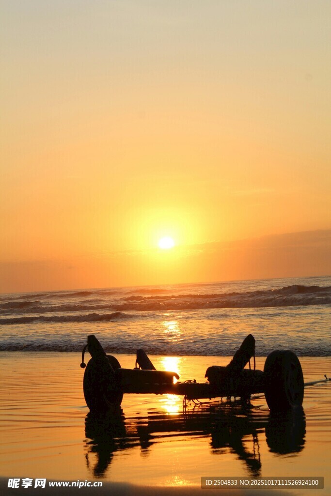 夕阳下海边的悠闲时光