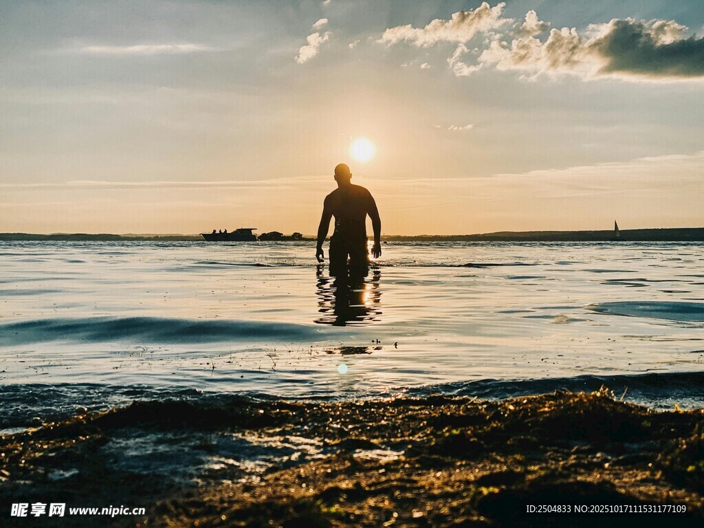 夕阳下海边独站的身影