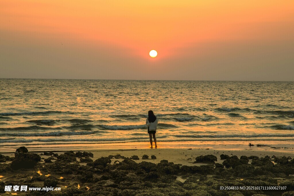 夕阳下海边的孤独身影