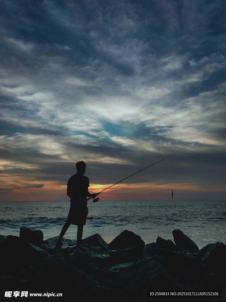 海边剪影 独行者的日落时光