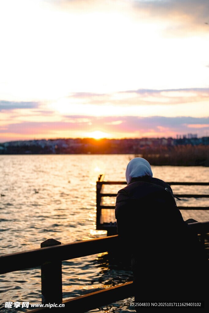 夕阳下独倚栏杆的身影