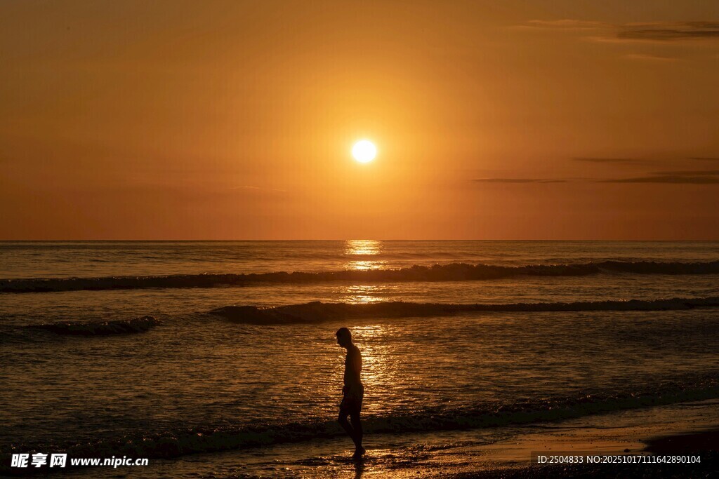 夕阳下海边的孤独身影