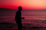 夕阳下海边的孤独身影