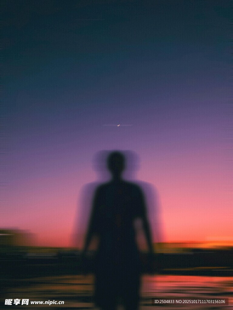 夕阳下的孤独身影
