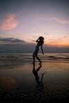 夕阳下海边舞动的曼妙身影