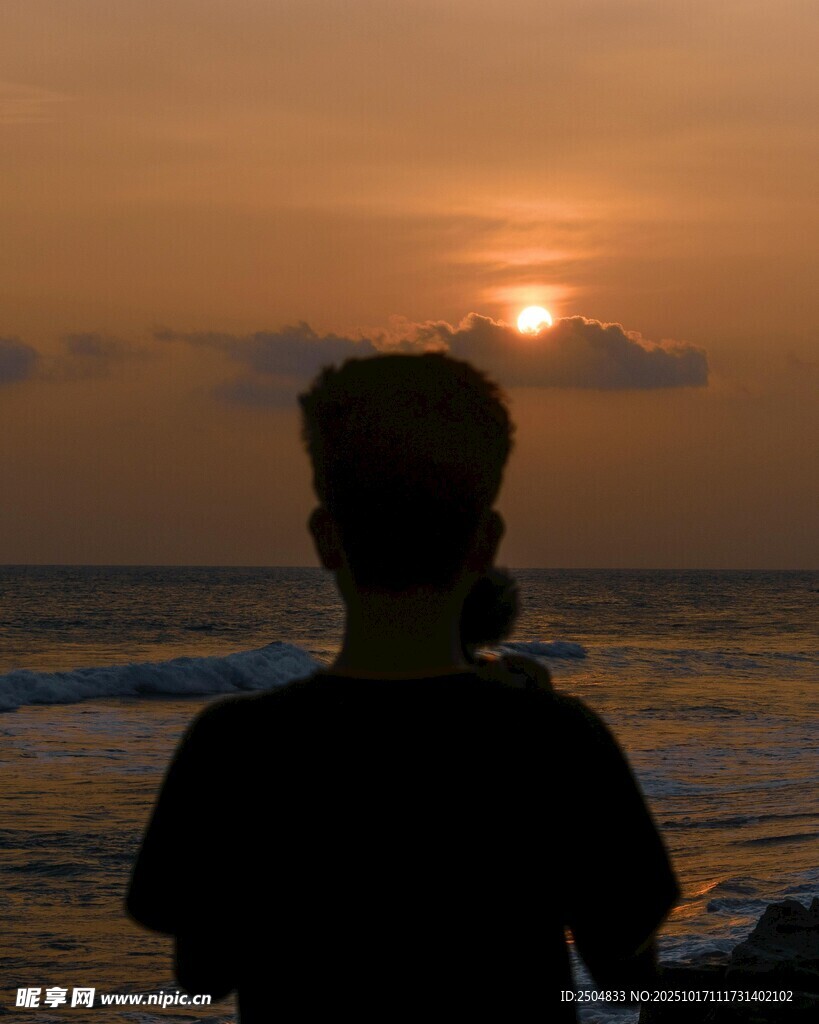 夕阳下的海边背影