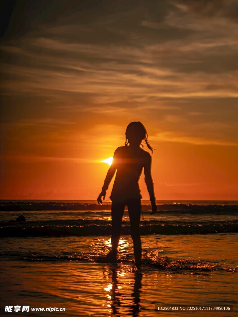 夕阳下海边的孤独身影