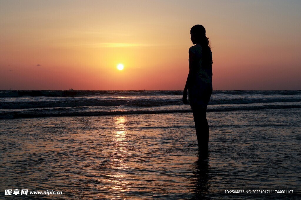 夕阳下海边的孤独身影