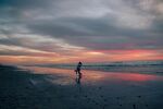 海边独行者的黄昏美景