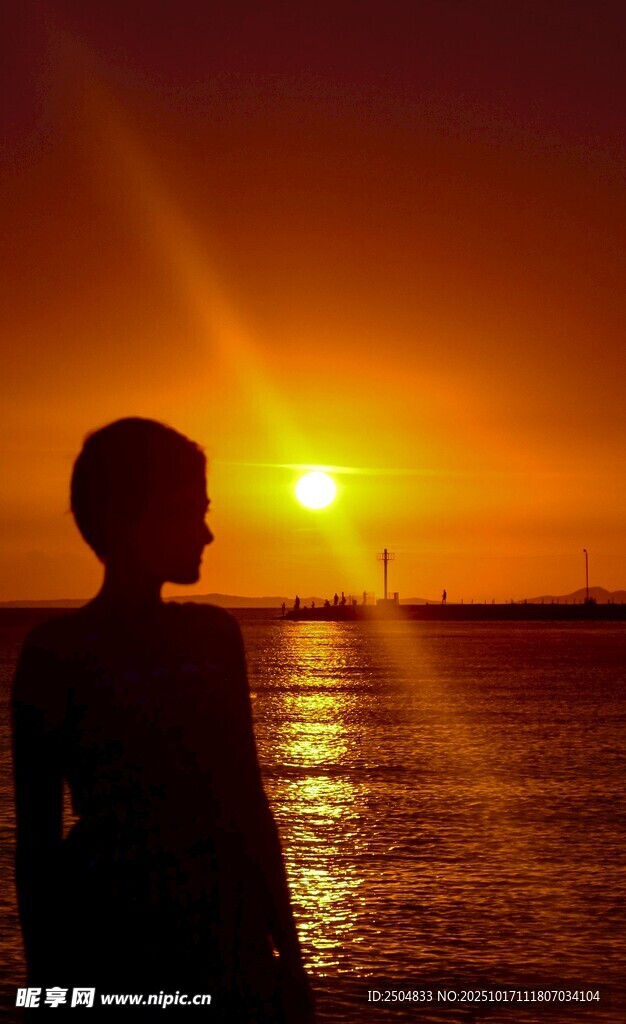 夕阳下的海边孤独身影