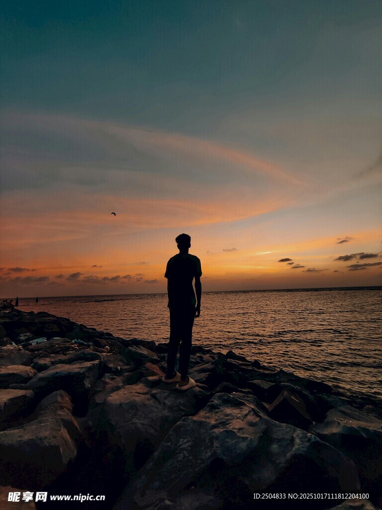 海边独行者的日落时刻