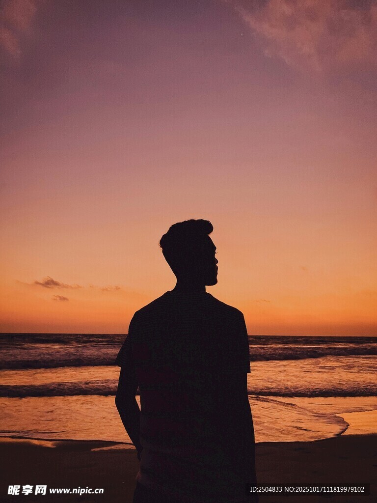 海边男子赏日落剪影