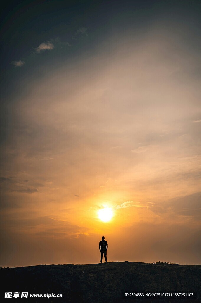 夕阳下的孤独身影