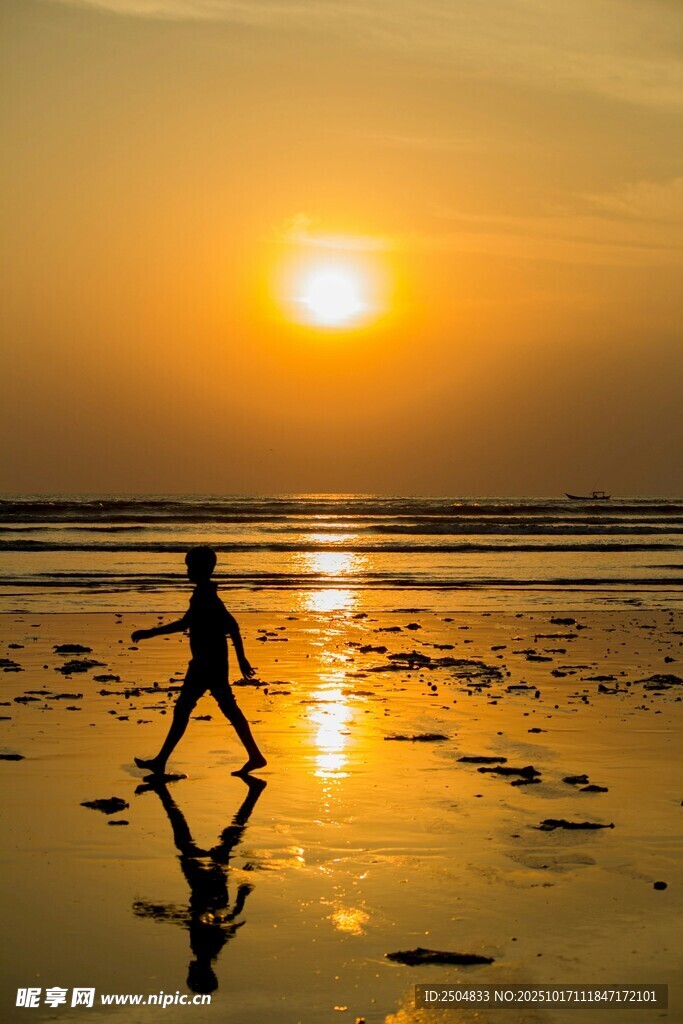夕阳下海滩上的独行者