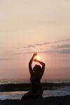 海边夕阳下的瑜伽冥想者