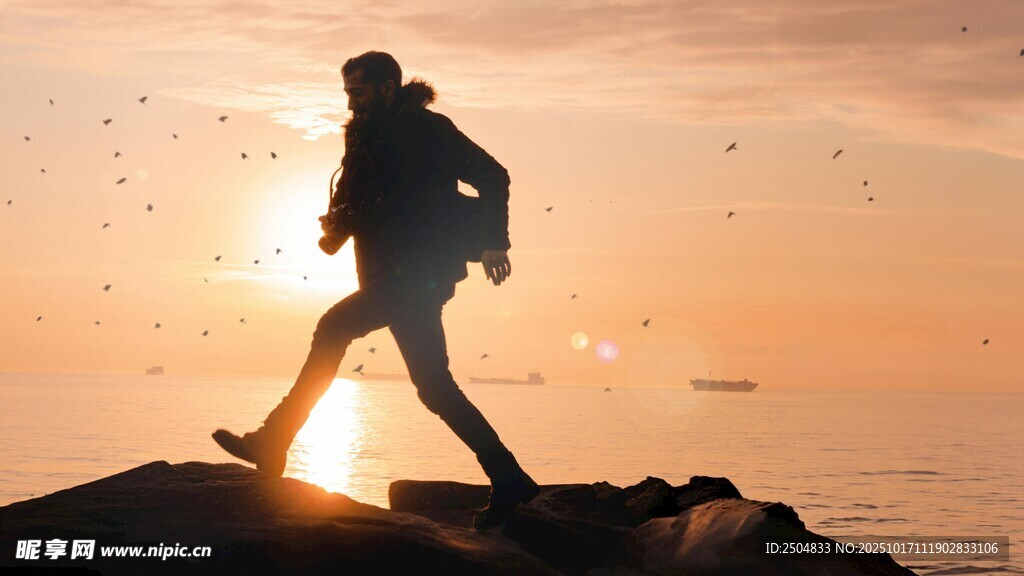 夕阳下的徒步旅行者