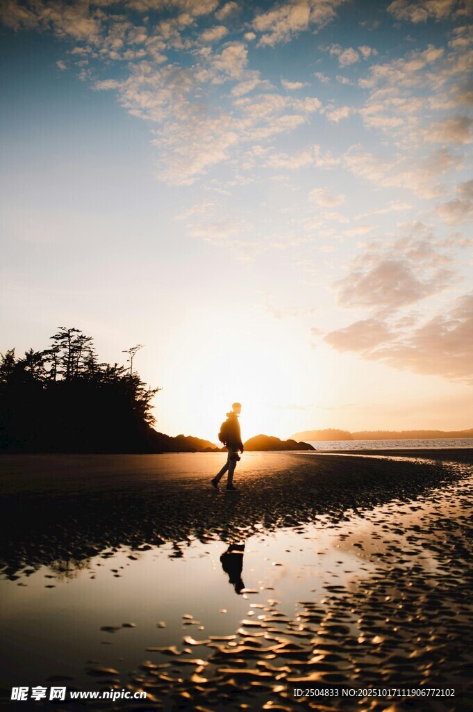 夕阳下海滩上的孤独身影