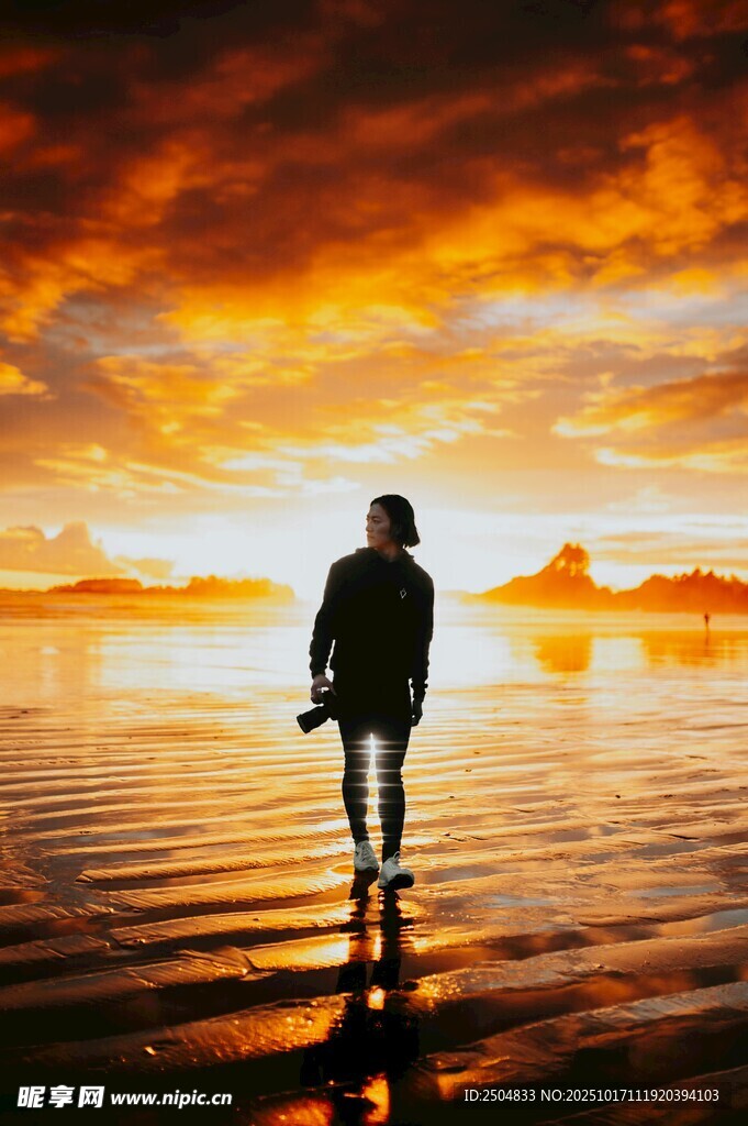 夕阳下独行者的静谧时刻