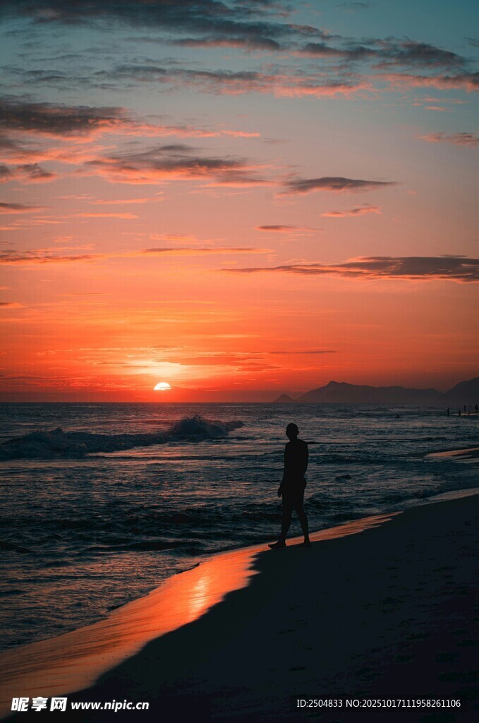 夕阳下的海边独行者