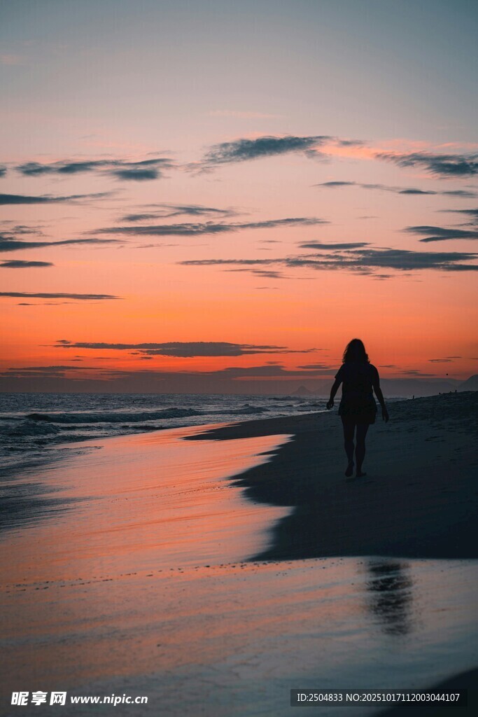夕阳下漫步海滩的身影