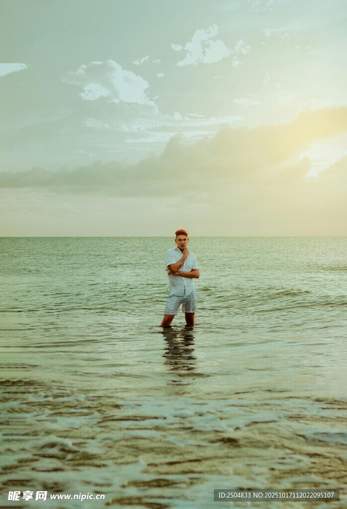 海边漫步的温馨亲子时光