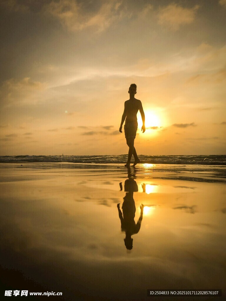 夕阳下海边独行者