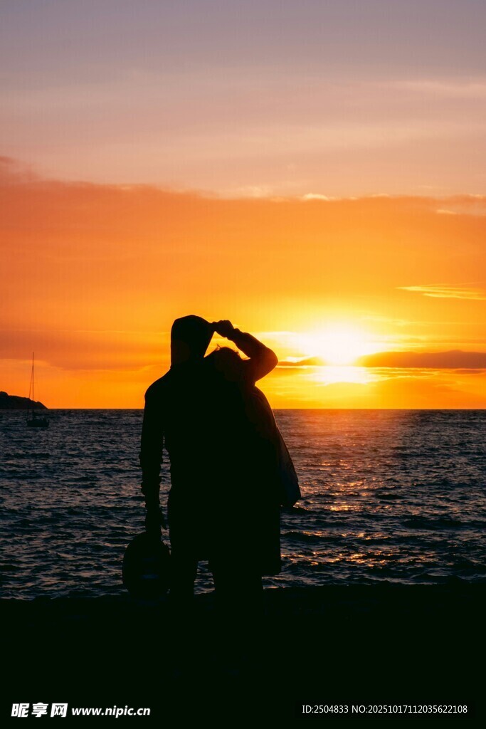 夕阳下的背包客身影