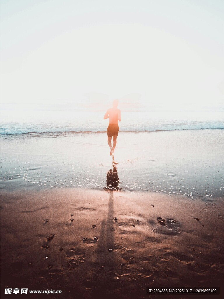 海边独行者的静谧身影