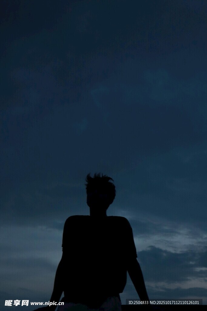 夜幕下的孤独身影