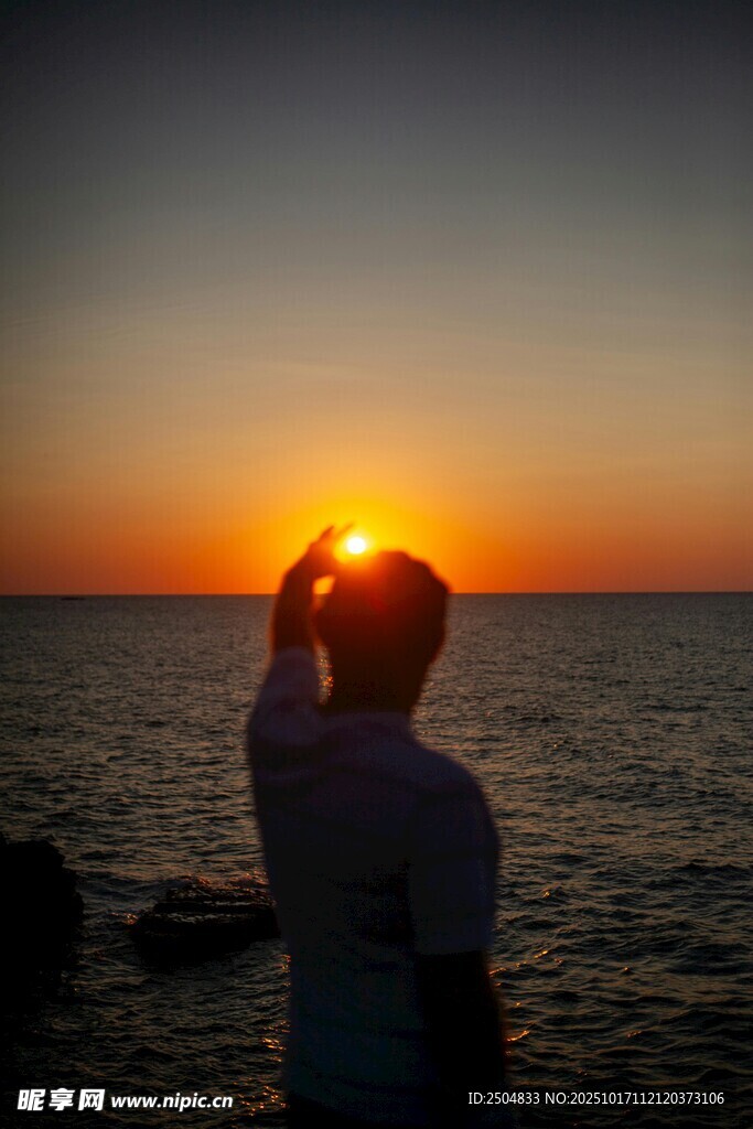 海边少年迎落日