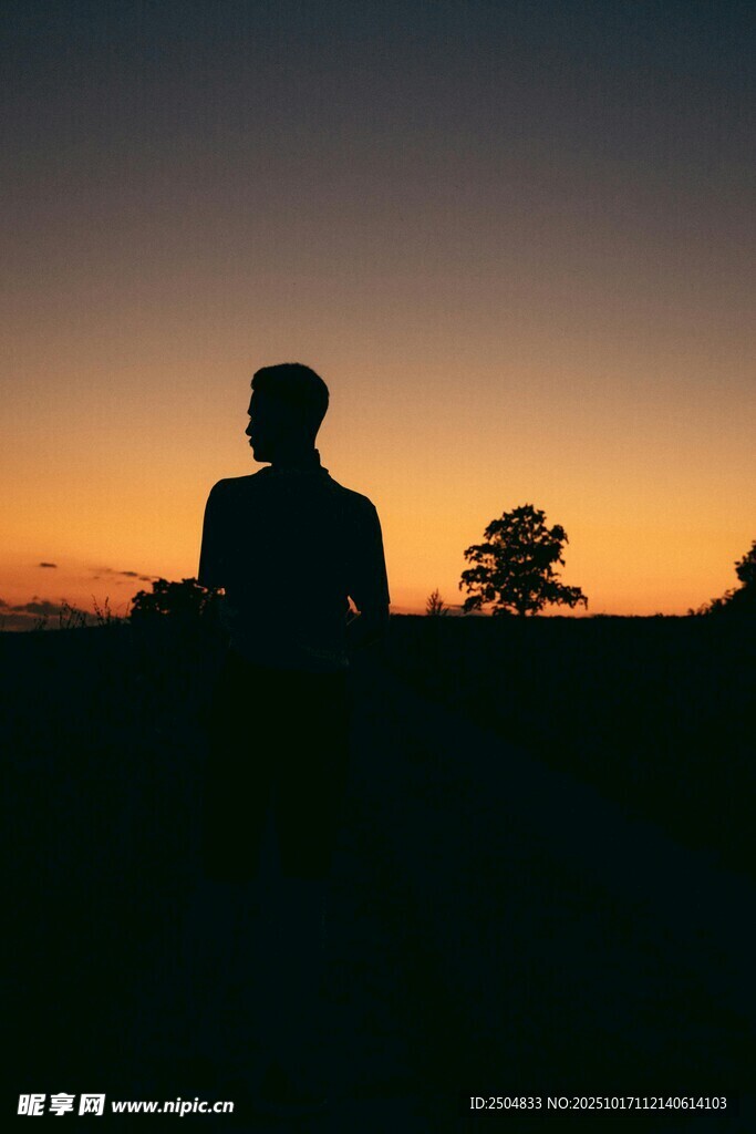 夕阳下的人物剪影