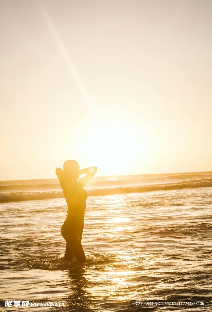 海边夕阳下的人物剪影